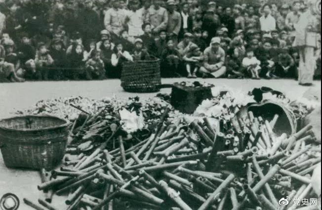 1950年2月24日，政務(wù)院發(fā)出《關(guān)于嚴(yán)禁鴉片煙毒的通令》。圖為政府收繳的煙具和賭具。