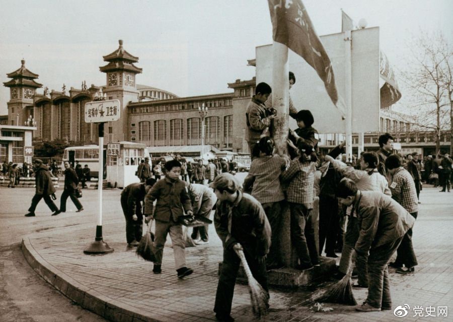 　　1981年2月25日，全國(guó)總工會(huì)等九個(gè)單位發(fā)出倡議，開展“五講四美”文明禮貌活動(dòng)。圖為北京鐵路一小的少先隊(duì)員在北京站西街打掃衛(wèi)生。