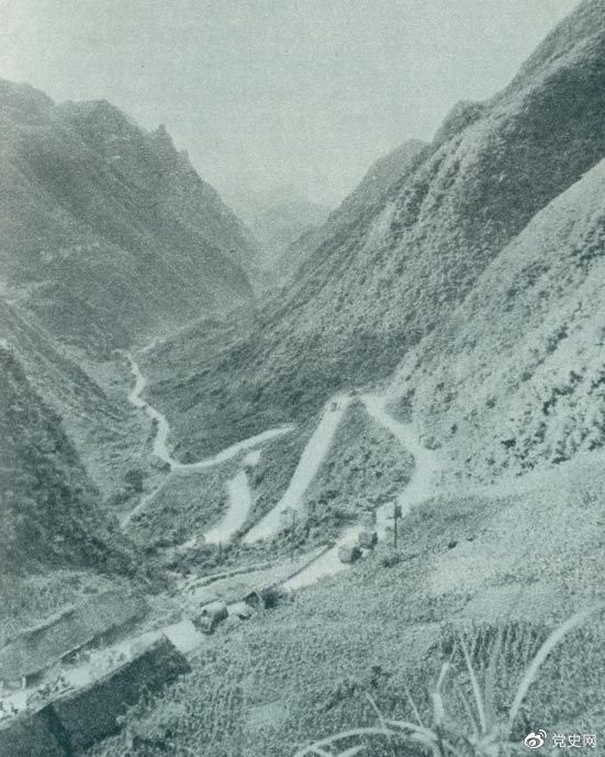 　　1935年2月18日至21日，紅軍奪取桐梓、占領(lǐng)婁山關(guān)、再克遵義城，取得了殲滅和擊潰國民黨軍2個(gè)師又8個(gè)團(tuán)的大勝利。圖為黔北要隘婁山關(guān)。