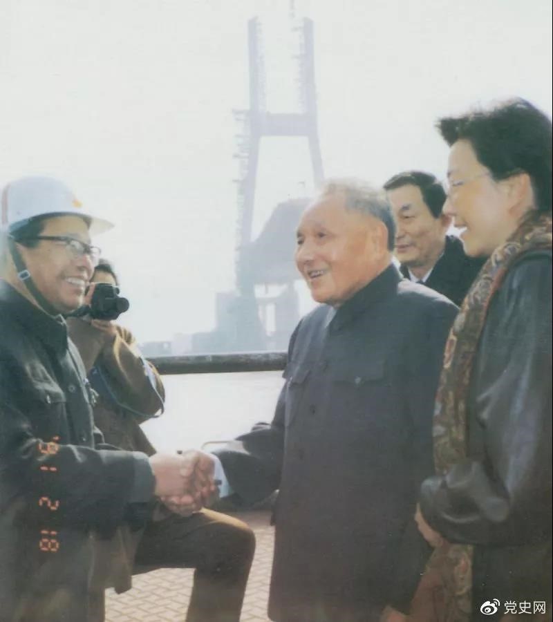 1991年2月18日，鄧小平視察上海南浦大橋工地時(shí)同大橋工程設(shè)計(jì)人員握手。