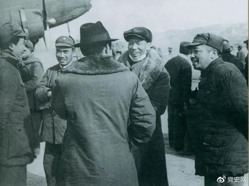 1946年2月19日，毛澤東等在延安機(jī)場(chǎng)迎接從重慶回延安匯報(bào)工作的周恩來。