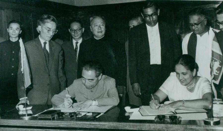 　　1964年2月26日至29日，周恩來訪問錫蘭（今斯里蘭卡）時，和總理西麗馬沃·班達拉奈克夫人簽署中錫聯(lián)合公報。
