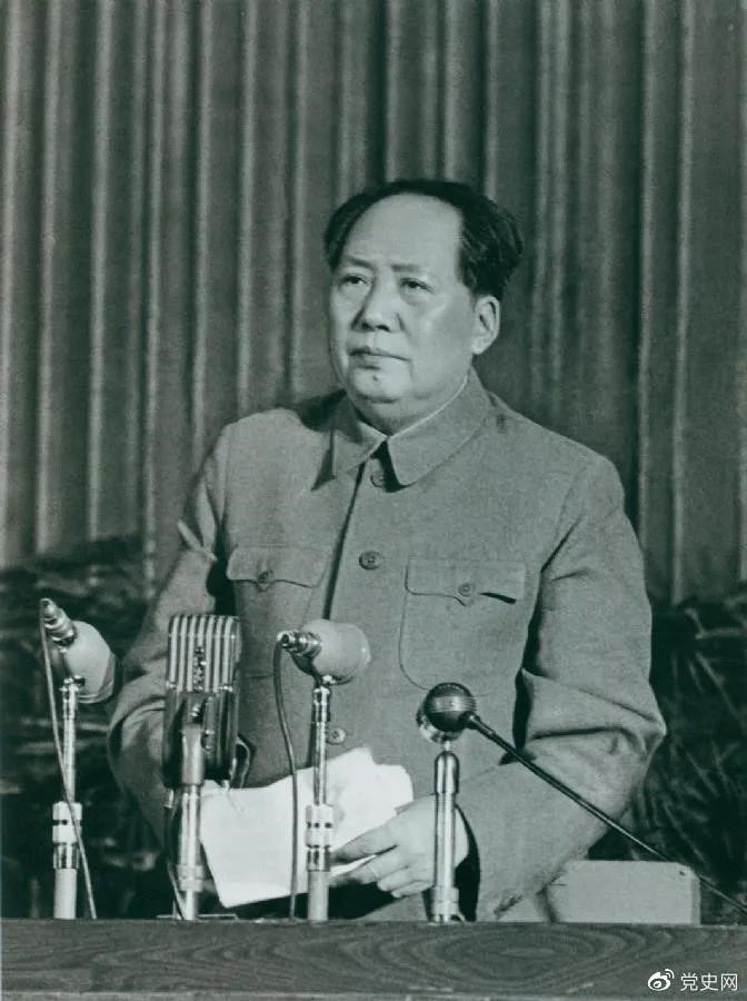 　　1957年2月27日，毛澤東在最高國務會議第十一次（擴大）會議上發(fā)表《如何處理人民內(nèi)部的矛盾》（后改為《關于正確處理人民內(nèi)部矛盾的問題》）講話。