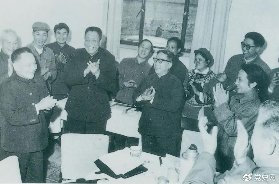1978年3月2日，鄧小平到五屆全國人大一次會(huì)議云南和四川省代表團(tuán)看望代表們。