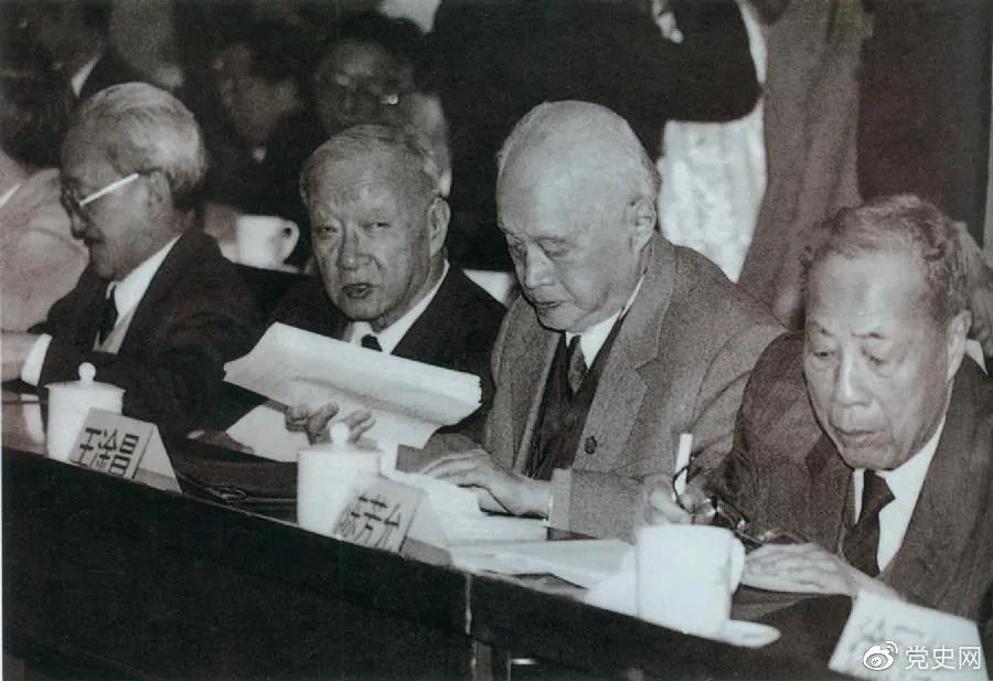 1986年3月，由4位老科學(xué)家倡議，經(jīng)鄧小平批示，中國制定實施了高技術(shù)研究發(fā)展計劃。圖為“863”計劃的4位倡導(dǎo)人王大珩（左2）、王淦昌（左3）、楊嘉墀（左1）、陳芳允（左4）。