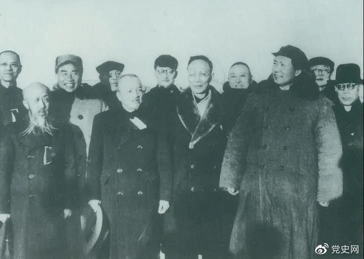 1949年3月，各界人士代表在北京西苑機場同毛澤東、朱德等留影。