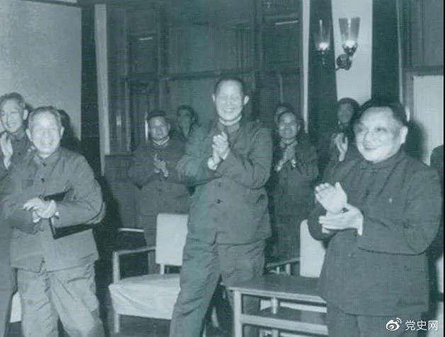 1978年3月，鄧小平和參加五屆人大一次會議的解放軍代表在一起。