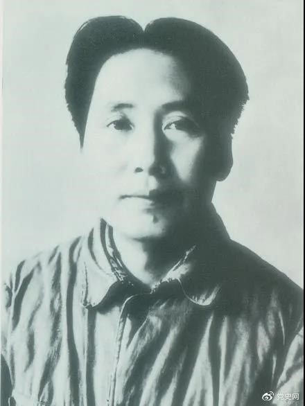 1940年3月11日  毛澤東在黨的高級(jí)干部會(huì)議上作題為《目前抗日統(tǒng)一戰(zhàn)線中的策略問題》的報(bào)告。