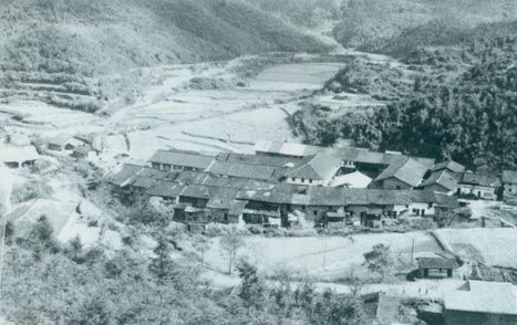 1929年3月14日，毛澤東同朱德指揮紅四軍進攻長嶺寨，殲敵兩千余人，擊斃敵旅長郭鳳鳴，乘勝占領(lǐng)長汀城。圖為長嶺寨。