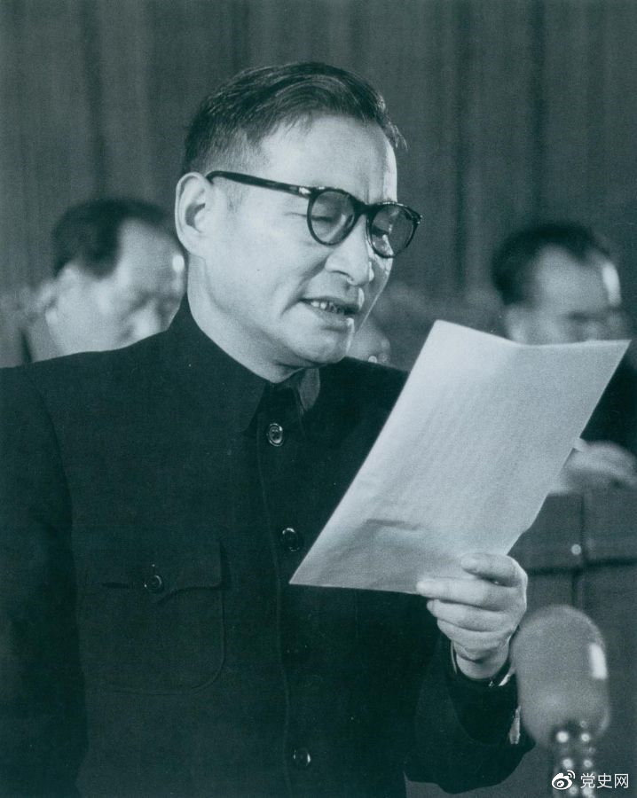 1955年3月21日，陳云在中國共產(chǎn)黨全國代表會(huì)議上作關(guān)于發(fā)展國民經(jīng)濟(jì)的第一個(gè)五年計(jì)劃的報(bào)告。