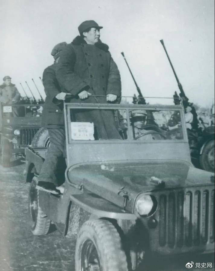 1949年3月25日，毛澤東在北平西苑機(jī)場(chǎng)檢閱部隊(duì)。