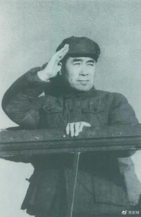 1949年3月，中共中央進入北平。圖為周恩來在北平機場檢閱部隊。