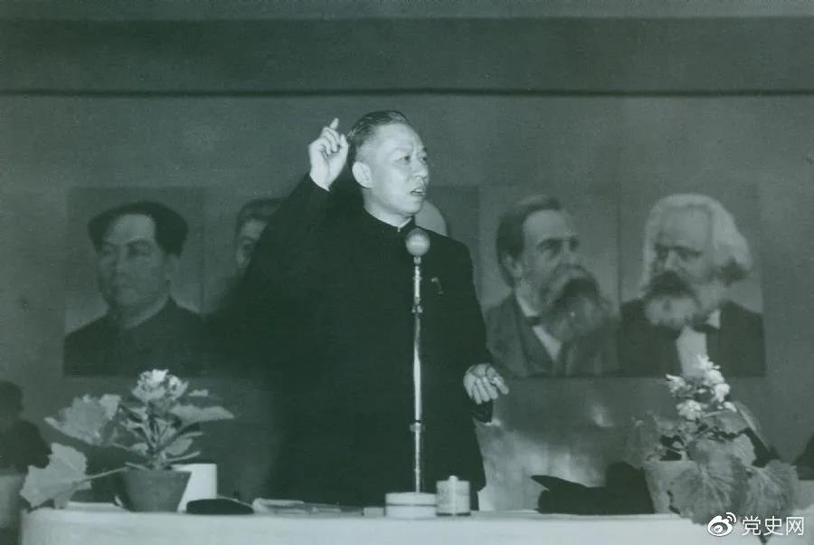 1951年3月28日，劉少奇在第一次全國組織工作會議上作報告。