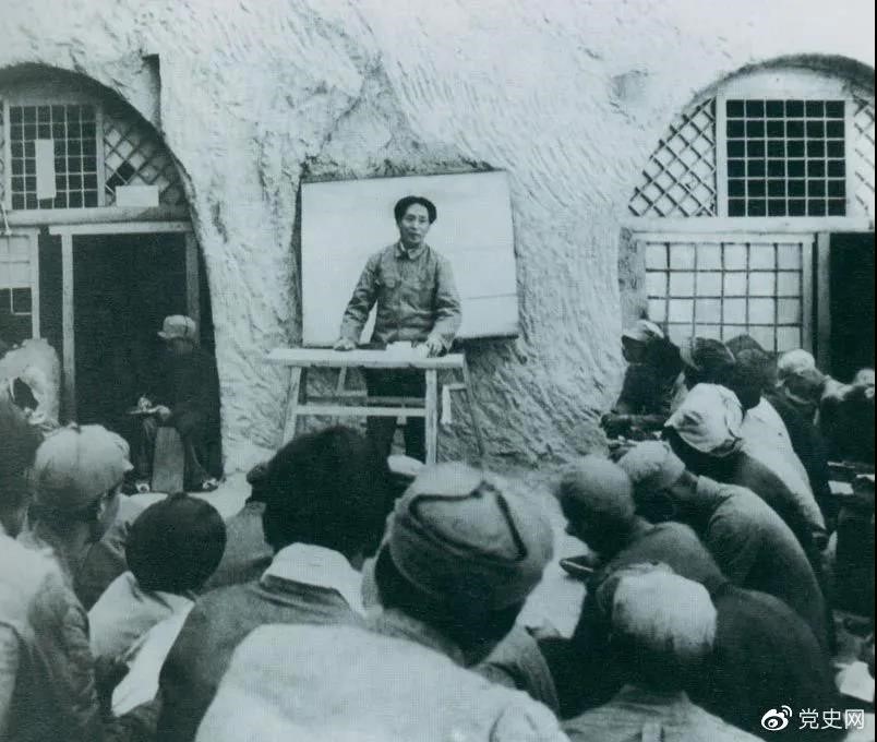 1938年4月，毛澤東在魯迅藝術(shù)學(xué)院講演。