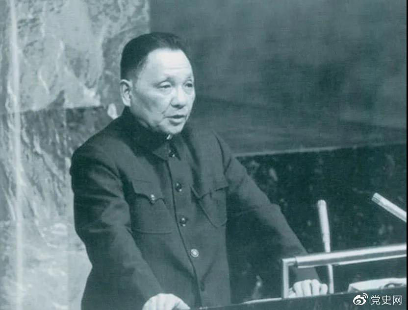 1974年4月10日，鄧小平在聯(lián)合國大會(huì)第六屆特別會(huì)議上發(fā)言。