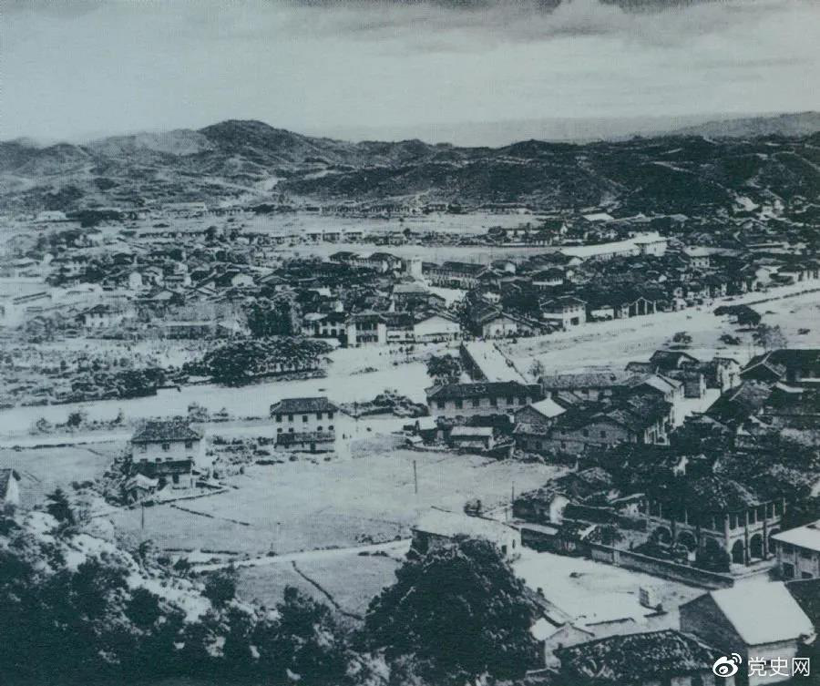1928年4月，朱德率領(lǐng)南昌起義余部到達(dá)井岡山，與毛澤東領(lǐng)導(dǎo)的部隊(duì)勝利會(huì)師。圖為會(huì)師地點(diǎn)礱市全景。