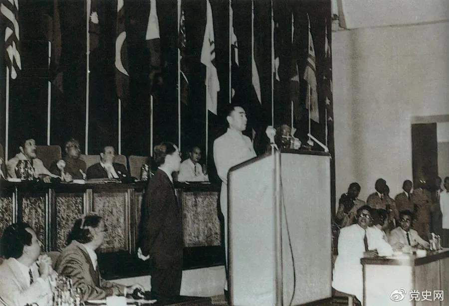 1955年4月18日，亞非會議在萬隆開幕。圖為19日周恩來在會議上發(fā)言。