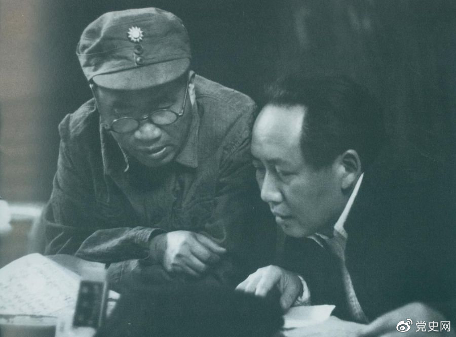 1945年4月，毛澤東和朱德在中國共產(chǎn)黨第七次全國代表大會上。