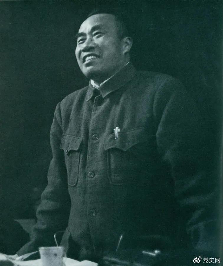 1945年4月25日，朱德在中國共產(chǎn)黨第七次全國代表大會上作題為《論解放區(qū)戰(zhàn)場》的軍事報告。