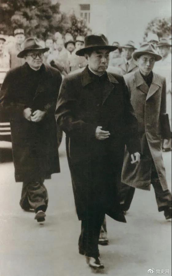 1954年4月26日，日內(nèi)瓦會議開幕。圖為周恩來率中國代表團(tuán)進(jìn)入會場。