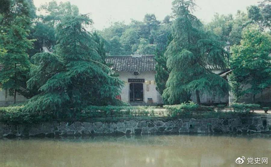 圖為任弼時(shí)故居。1904年4月30日，任弼時(shí)出生在湖南省湘陰縣熟塘鄉(xiāng)唐家橋（今屬汨羅市）。