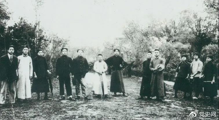 1920年5月8日，新民學會部分會員在上海半淞園合影。左七為毛澤東。