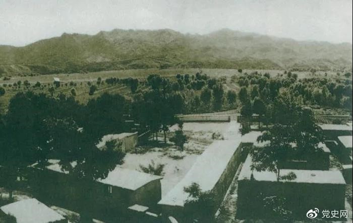 1948年5月，中共中央和人民解放軍總部由陜北遷到河北平山縣西柏坡。圖為中央領(lǐng)導(dǎo)人辦公處所俯瞰。