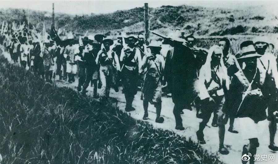　　1931年5月16日至31日，紅一方面軍在毛澤東、朱德指揮下，連續(xù)打了5個勝仗，殲敵3萬余人，繳槍2萬余支，打退了國民黨軍隊的第二次“圍剿”。圖為行軍中的紅軍。