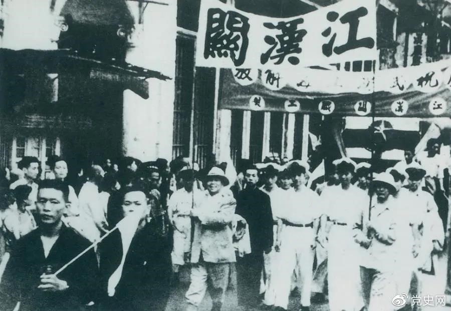 1949年5月17日，第四野戰(zhàn)軍解放武漢。圖為武漢人民歡慶解放。
