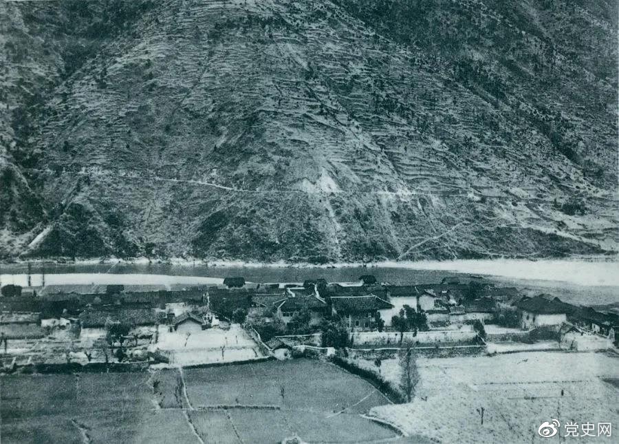 　　1935年5月25日，紅一方面軍到達(dá)大渡河南岸的安順場(chǎng)。紅軍17名勇士靠一葉孤舟強(qiáng)渡大渡河，為沿大渡河左岸北上的部隊(duì)打開(kāi)了一條通道。圖為安順場(chǎng)一角。