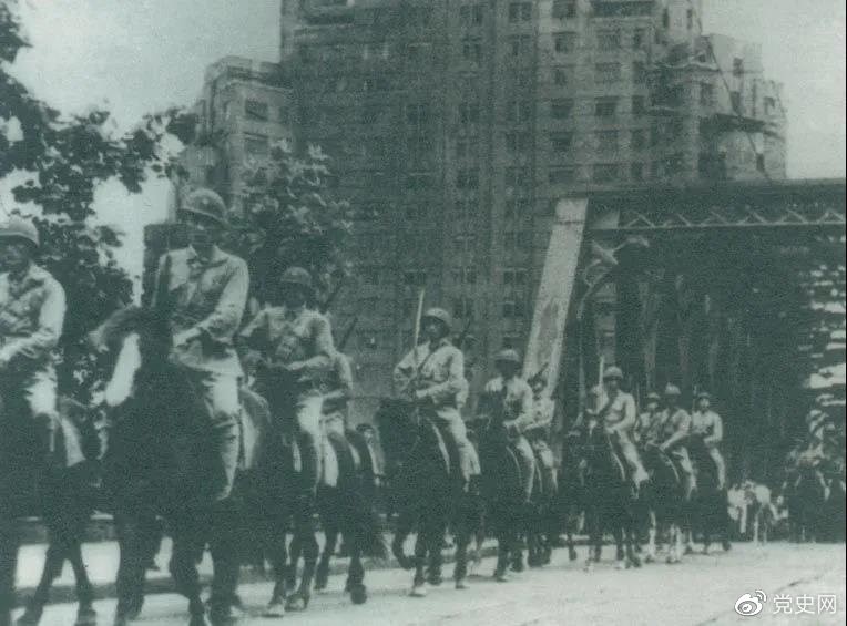　　1949年5月，人民解放軍殲滅退守上海的敵軍15萬人，解放了這個中國最大的城市。圖為解放軍進(jìn)駐上海。