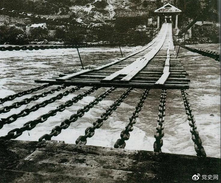 　　1935年5月29日，中央紅軍左縱隊(duì)先頭部隊(duì)在瀘定橋西頭發(fā)起奪橋戰(zhàn)斗，勝利搶占大橋。圖為瀘定橋。