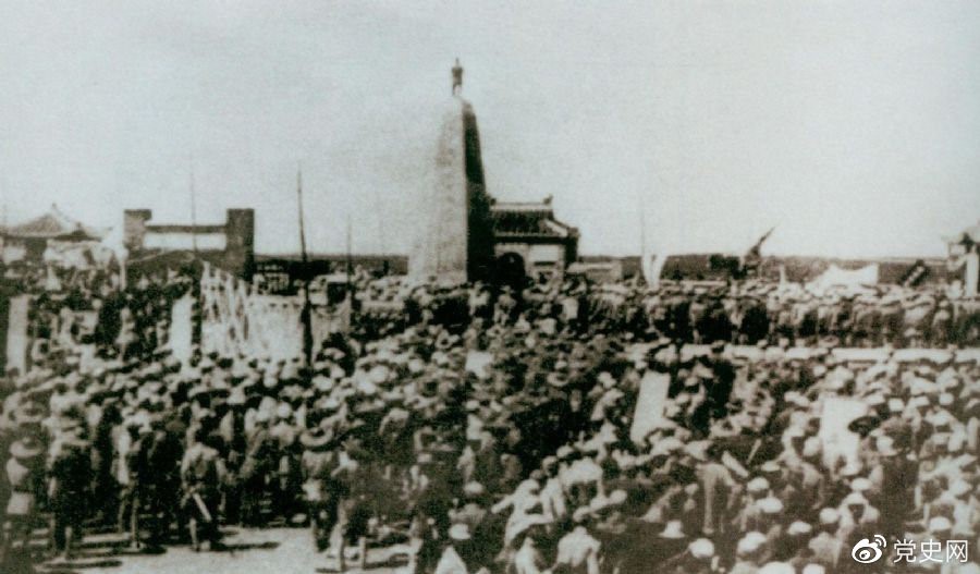 　　1931年6月，紅七軍到達(dá)中央革命根據(jù)地江西興國縣，編入彭德懷率領(lǐng)的紅三軍團。圖為當(dāng)時會師的情形。