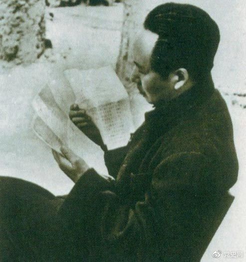 　　1946年6月，國民黨撕毀停戰(zhàn)協(xié)定和政協(xié)決議，挑起全面內(nèi)戰(zhàn)。這是毛澤東在延安審閱有關(guān)自衛(wèi)反擊的電報(bào)。