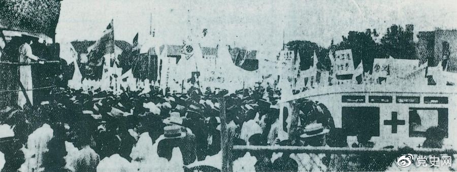 　　1925年6月7日，中國(guó)共產(chǎn)黨通過上海總工會(huì)聯(lián)合上海學(xué)生聯(lián)合會(huì)、上海各馬路商界聯(lián)合會(huì)等，成立了上海反帝運(yùn)動(dòng)的領(lǐng)導(dǎo)機(jī)關(guān)——工商學(xué)聯(lián)合會(huì)。11日，在該會(huì)的主持下，上海20萬群眾集會(huì)，通過了逞兇、賠償、取消領(lǐng)事裁判權(quán)等17項(xiàng)對(duì)外交涉條件。圖為大會(huì)盛況。