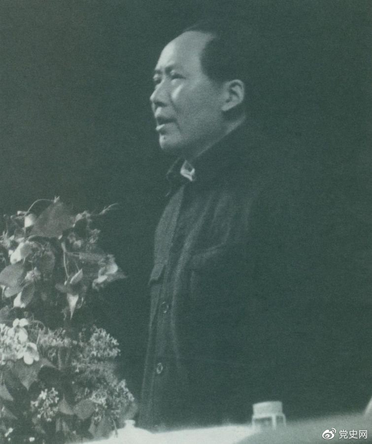 1945年6月11日，毛澤東在中國共產(chǎn)黨第七次全國代表大會(huì)上致閉幕詞。