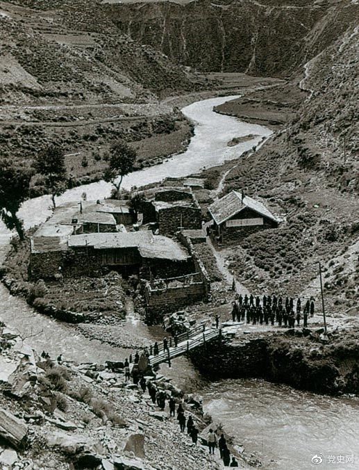 　　1935年6月12日，中央紅軍先頭部隊在夾金山北麓四川懋功達維鎮(zhèn)同紅四方面軍先頭部隊勝利會師。圖為當(dāng)年的會師橋。