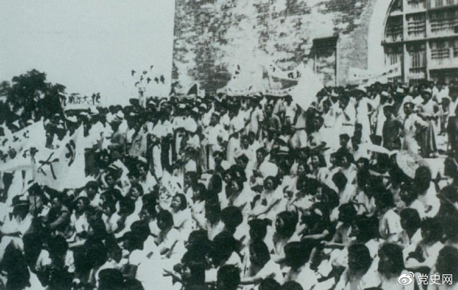 1936年6月13日，北平學(xué)生與市民在鼓樓前舉行聲勢浩大的抗日集會。