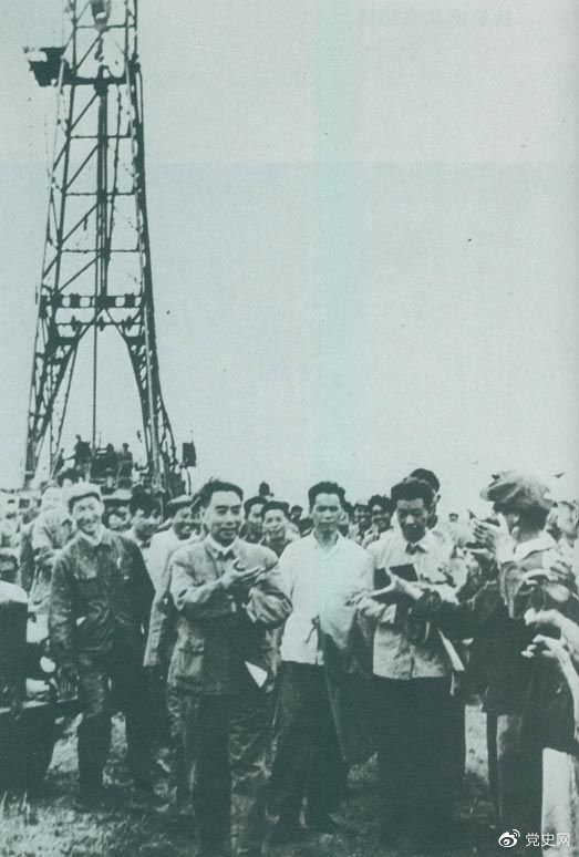 1962年6月，周恩來到大慶視察，這是在1202鉆井隊(duì)現(xiàn)場參觀。 