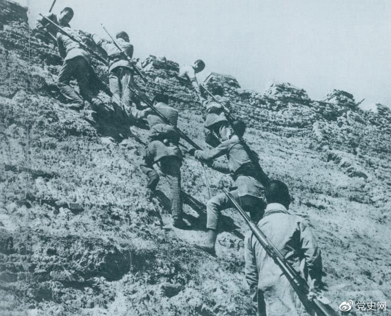 1945年6月25日，八路軍冀中部隊攻克河北獻(xiàn)縣。圖為部隊奮勇攀登城墻。