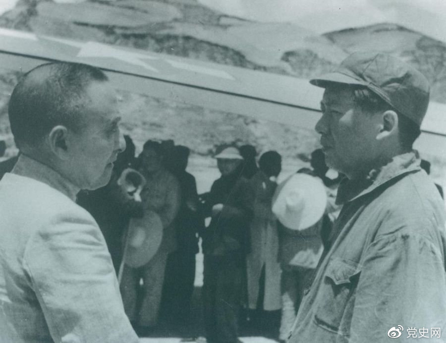 1945年7月1日，毛澤東歡迎黃炎培等民主人士來(lái)延安參觀。