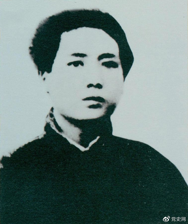 1921年7月，毛澤東赴上海參加中國共產(chǎn)黨第一次代表大會(huì)，成為黨的創(chuàng)始人之一。