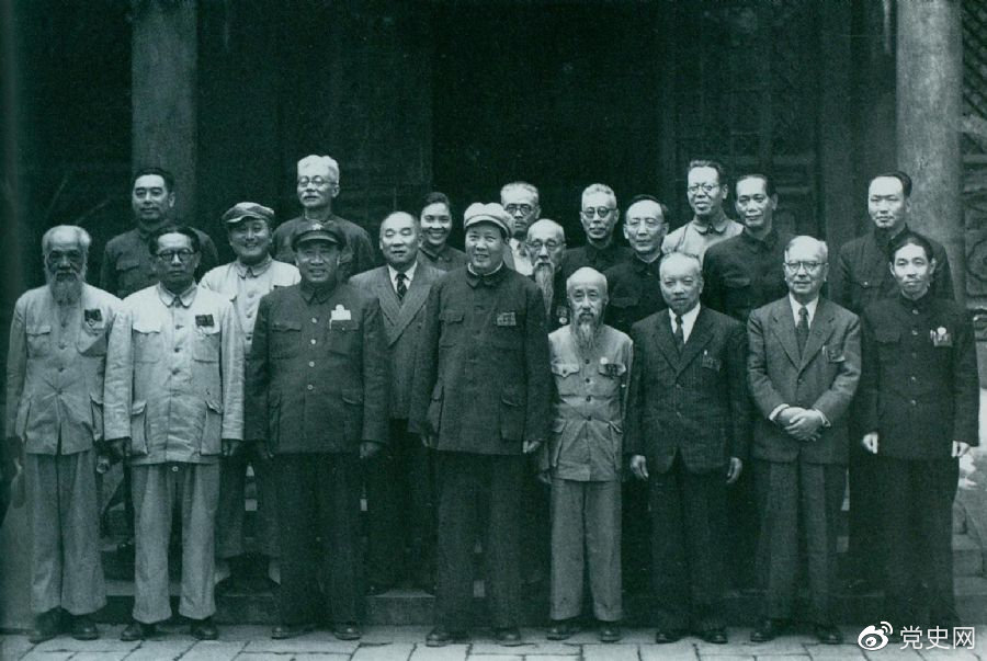 1949年7月5日，新政治協(xié)商會議籌備會常務(wù)委員合影。