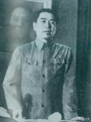 1949年7月6日，周恩來出席中華全國文學藝術工作者代表大會。圖為周恩來在會上作政治報告。