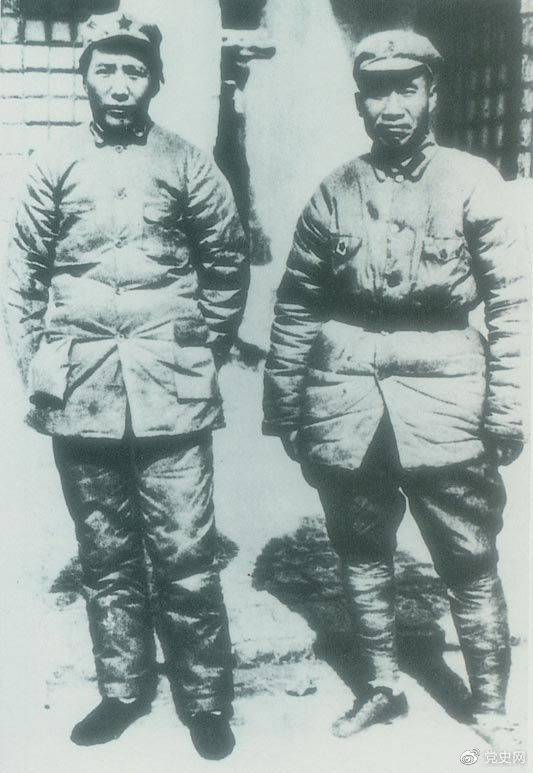 　　1937年7月7日，盧溝橋事變爆發(fā)。8日，中共中央通電全國，號召結(jié)成民族統(tǒng)一戰(zhàn)線抵抗日本侵略者。圖為1936年冬毛澤東和朱德在陜北。
