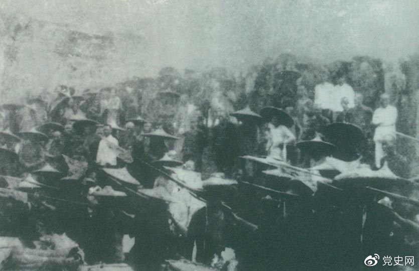 　　1926年7月9日，國(guó)民革命軍開(kāi)始北伐。兩天后，北伐軍的先頭部隊(duì)葉挺獨(dú)立團(tuán)攻占了長(zhǎng)沙。然后向武漢進(jìn)攻。一路上，迅猛發(fā)展的農(nóng)民運(yùn)動(dòng)有力地配合了北伐戰(zhàn)爭(zhēng)。在湖南、江西、湖北，農(nóng)民運(yùn)動(dòng)越來(lái)越引人注目。這是支援北伐戰(zhàn)爭(zhēng)的農(nóng)民自衛(wèi)軍。