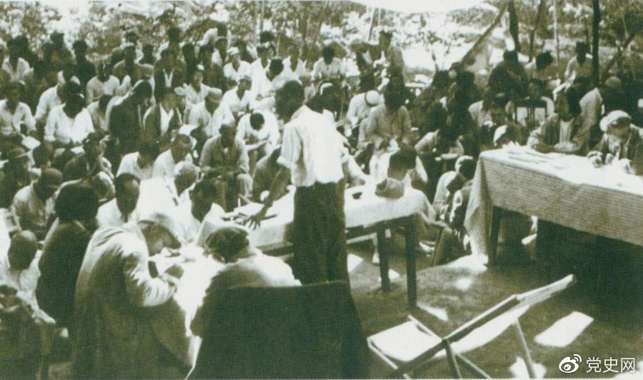 1947年7月17日至9月13日，全國土地會議在河北西柏坡召開。劉少奇主持會議并在會上作報告。