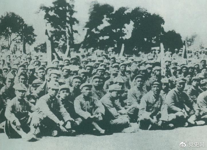 盧溝橋事變后的第11天，1937年7月18日，延安召開群眾大會，毛澤東發(fā)表演說。據(jù)當(dāng)時報載：“演詞激昂，聽眾均摩拳擦掌，熱血沸騰，愿赴抗日戰(zhàn)場，與日寇決一死戰(zhàn)?！?/></p><p>盧溝橋事變后的第11天，1937年7月18日，延安召開群眾大會，毛澤東發(fā)表演說。據(jù)當(dāng)時報載：“演詞激昂，聽眾均摩拳擦掌，熱血沸騰，愿赴抗日戰(zhàn)場，與日寇決一死戰(zhàn)?！?/p><p><br/></p><p>轉(zhuǎn)載：共產(chǎn)黨員網(wǎng)</p>
							
							</div><!-- article-con -->






		<div   id=