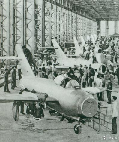 1956年7月19日，國產(chǎn)第一架噴氣式戰(zhàn)斗機在沈陽首次試飛成功，標志著中國具備了獨立研制空軍武器裝備的能力。圖為國產(chǎn)第一批噴氣式飛機即將出廠。