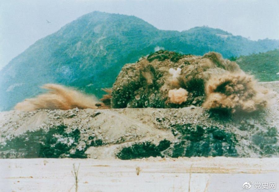 1979年7月20日，深圳蛇口工業(yè)區(qū)的建設(shè)者點(diǎn)燃開山炮時(shí)的場(chǎng)面。